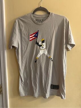 Baseballism Roberto Clemente Men's Cream Graphic Tee with Puerto Rico Flag, Med